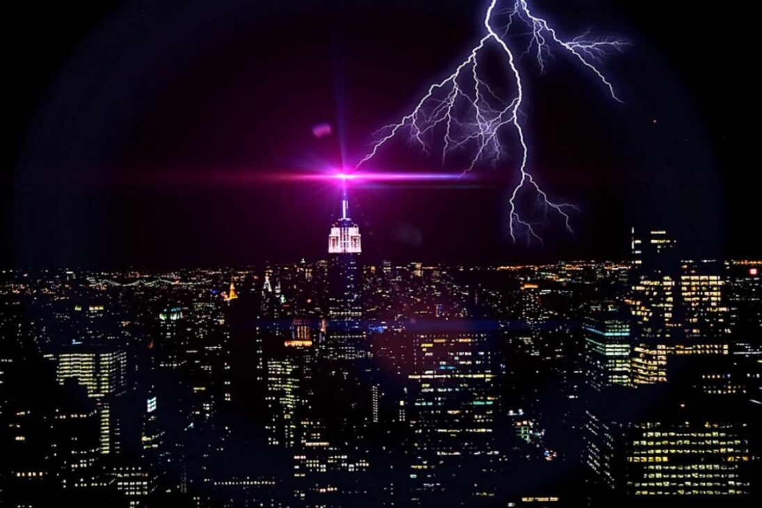 La imagen de un rayo alcanzando la punta de un edificio es impresionante. Esta descarga eléctrica puede superar los 300 millones de volts, una energía colosal que necesita ser controlada. Para eso, existe una de las invenciones más importantes de la ingeniería: el pararrayos en la parte superior de un rascacielos.