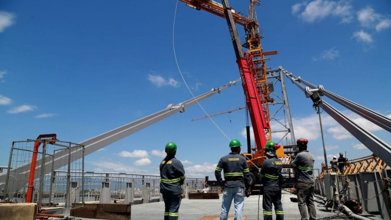Retiro de las grúas del Puente Hercílio Luz, en octubre de 2019. Imagen: Gobierno de SC