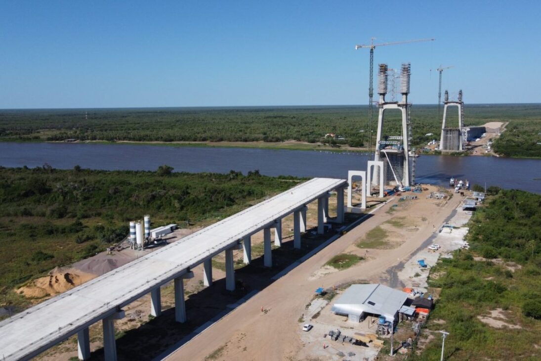 Una de las obras de infraestructura más importantes de América del Sur está en su fase final. La puente que va a ligar Brasil con el Pacífico es la pieza clave para un corredor rodoviario que promete transformar la logística de exportación del agronegocio brasileño, acortando distancias y abaratando costos de transporte para los gigantescos mercados asiáticos.