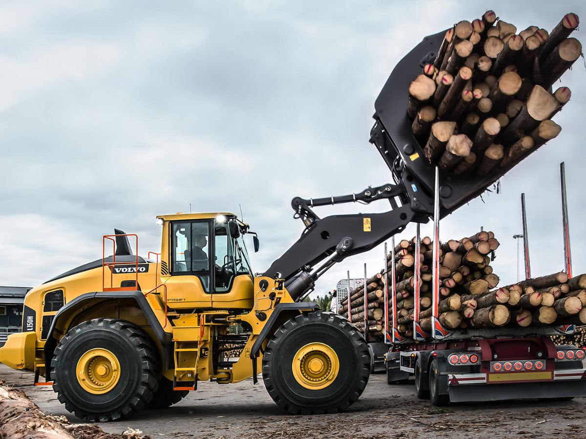 Volvo L150H: conheça esta carregadeira de rodas que une eficiência, produtividade e conforto. Veja suas tecnologias, especificações e desempenho em campo.