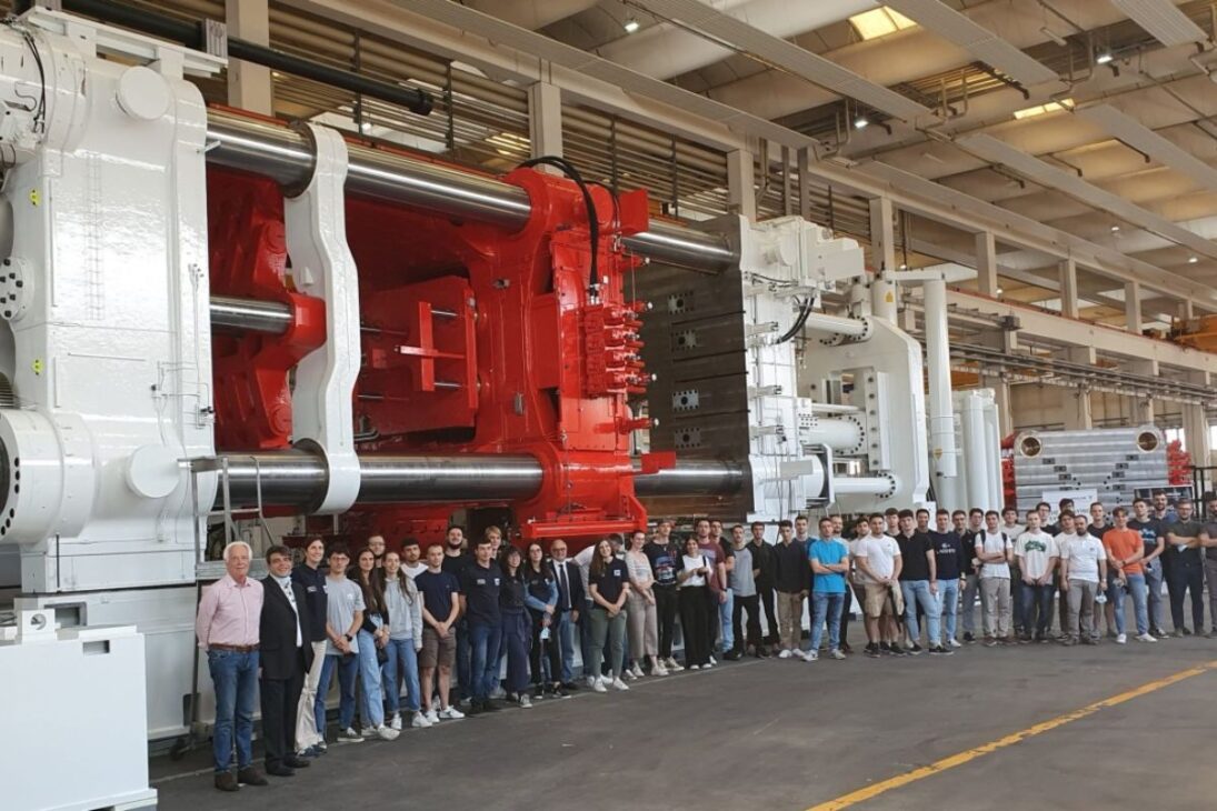 Texas, EE.UU.: la Gigafactory de Texas fue la que llevó el concepto al extremo. En enero de 2023, comenzó a montar la primera prensa de giga-toneladas de 9.000 toneladas para producir el chasis del Cybertruck.