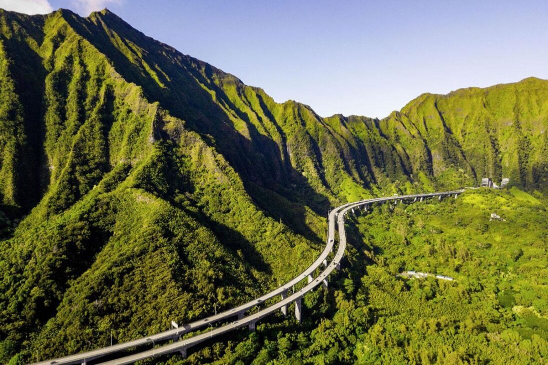 La carretera hacia la nada: La autopista interestatal H-3 en Hawái, una de las más caras del mundo, corta una montaña y termina cerca de una base militar