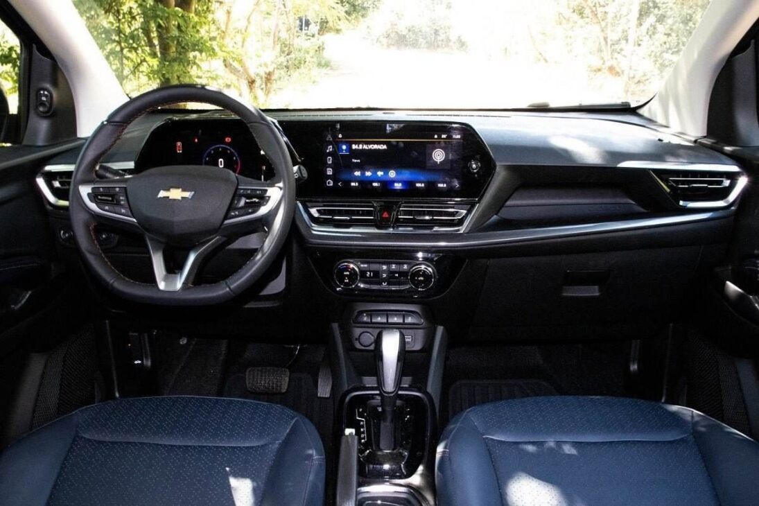 La Versión 2025 De Este Coche Popular Tiene 6 Airbags Y Hace 16 Km/l, Pero Su Acabado Interno Sigue Siendo De Plástico Rígido.

OBS Exacta: Modelo: Chevrolet Onix Premier 1.0 Turbo | Año/Modelo: 2025 | Motor: 1.0 Turbo Flex De 116 CV | Consumo (Gasolina): 16,5 Km/l (Carretera) | Precio (Junio/2025): A Partir De R$ 119.000 | Detalle: Sigue Siendo Referencia En Seguridad En El Segmento, Pero El Interior Sencillo Es Un Punto De Crítica.