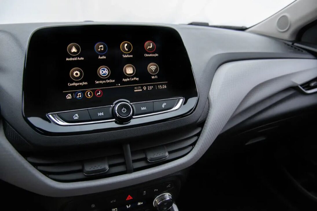 La Versión 2025 De Este Coche Popular Tiene 6 Airbags Y Hace 16 Km/l, Pero Su Acabado Interno Sigue Siendo De Plástico Rígido.

OBS Exacta: Modelo: Chevrolet Onix Premier 1.0 Turbo | Año/Modelo: 2025 | Motor: 1.0 Turbo Flex De 116 CV | Consumo (Gasolina): 16,5 Km/l (Carretera) | Precio (Junio/2025): A Partir De R$ 119.000 | Detalle: Sigue Siendo Referencia En Seguridad En El Segmento, Pero El Interior Sencillo Es Un Punto De Crítica.