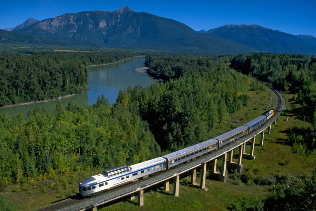 El viaje en tren más largo de América tiene 4 días, cruza 5 provincias, conecta Toronto con Vancouver y se ha convertido en una travesía icónica en Canadá
