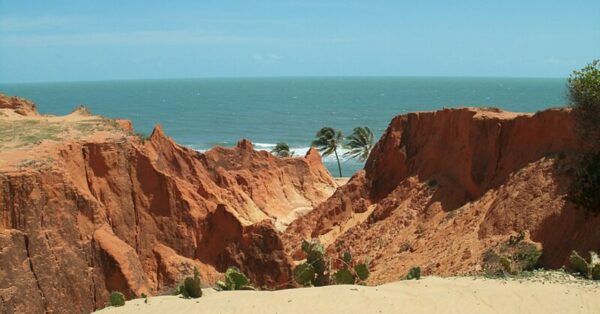 A vila do Ceará que virou a "Grécia brasileira" com suas falésias brancas, beach clubs sofisticados e hotéis boutique