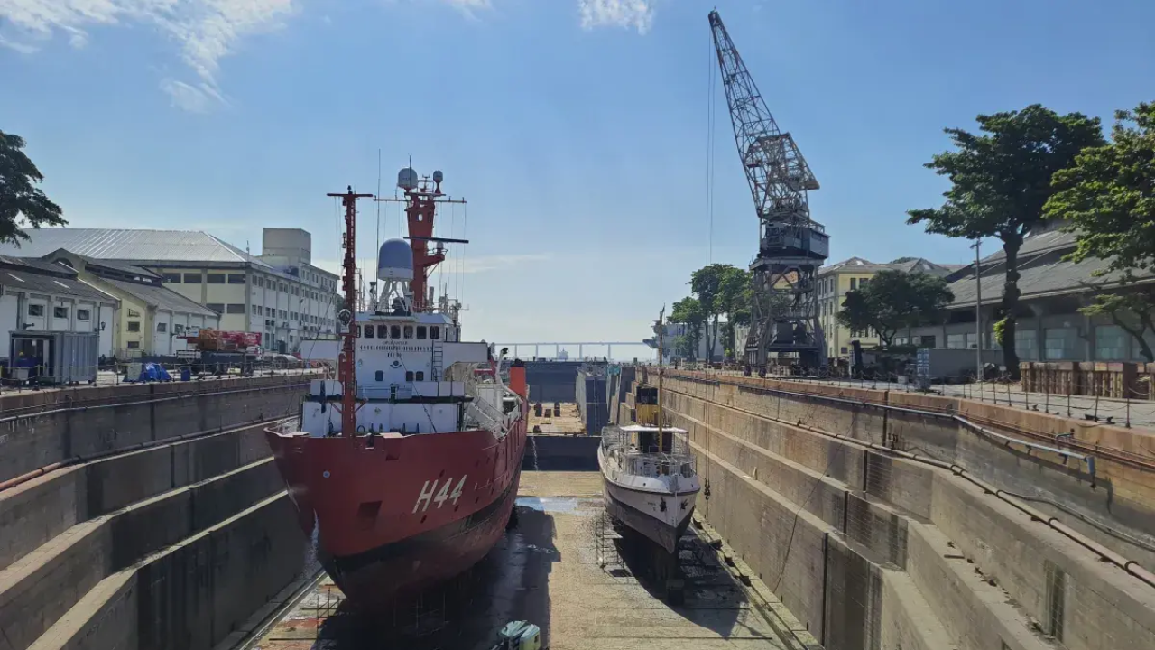 AMRJ realiza docagem tripla com mão de obra própria e reforça sua excelência técnica e autonomia na construção e manutenção naval.
