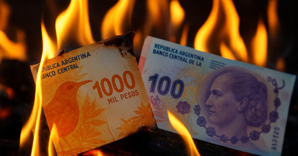 Cédulas argentinas de 1.000 e 100 pesos sendo queimadas em chamas vivas