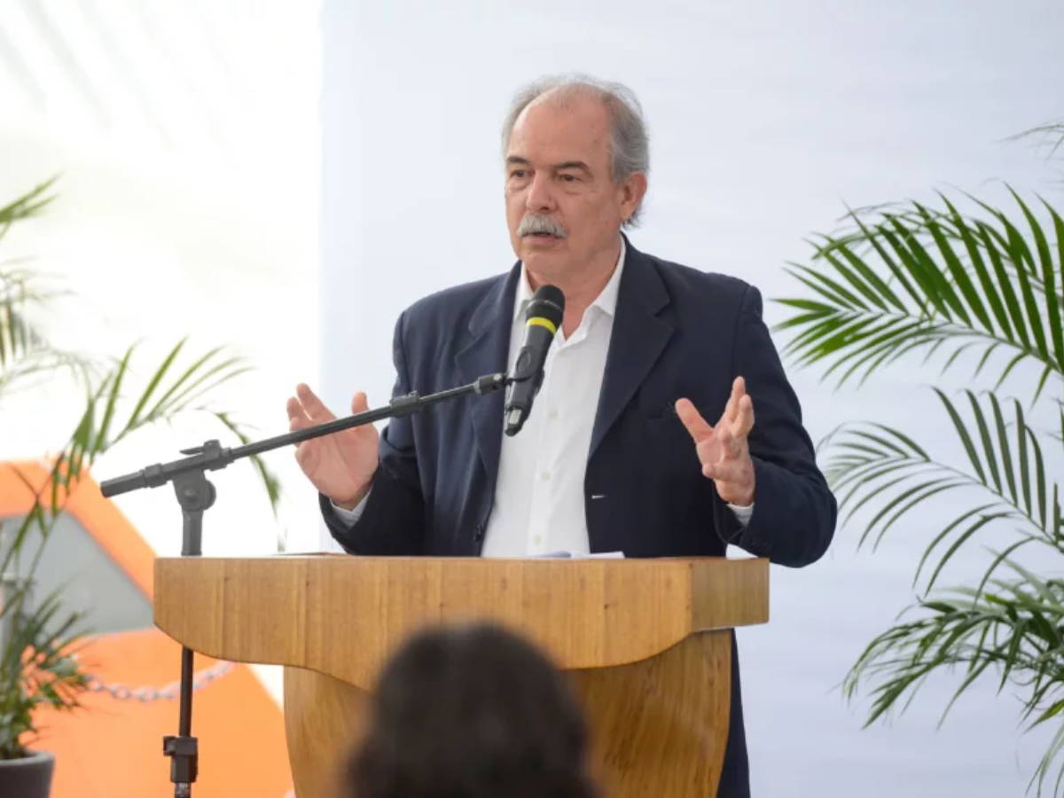 Durante evento no Rio, presidente do BNDES, Aloizio Mercadante, defendeu que o Brasil está mais preparado para fortalecer a indústria naval com responsabilidade, destacando a importância de descarbonizar a frota e preservar a biodiversidade marítima.