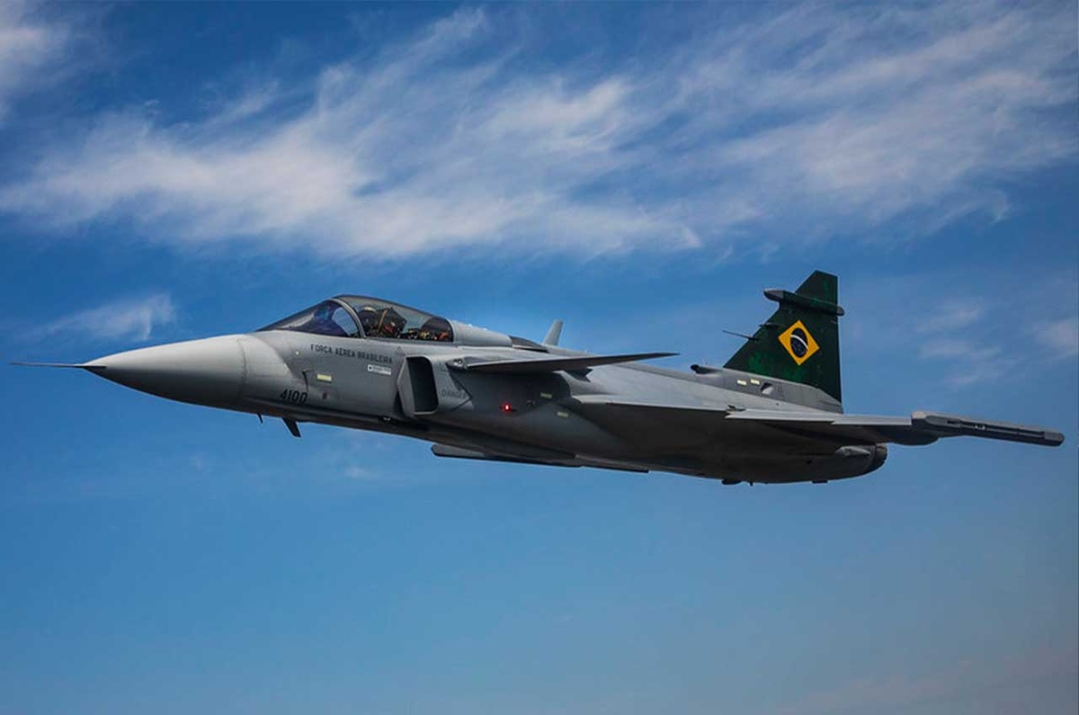 Caça F-39 Gripen da Força Aérea Brasileira em voo sob céu azul.