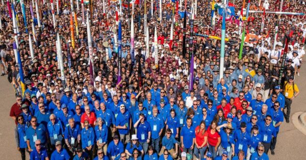 Equipe reunida em evento internacional de lançamento de foguetes educacionais