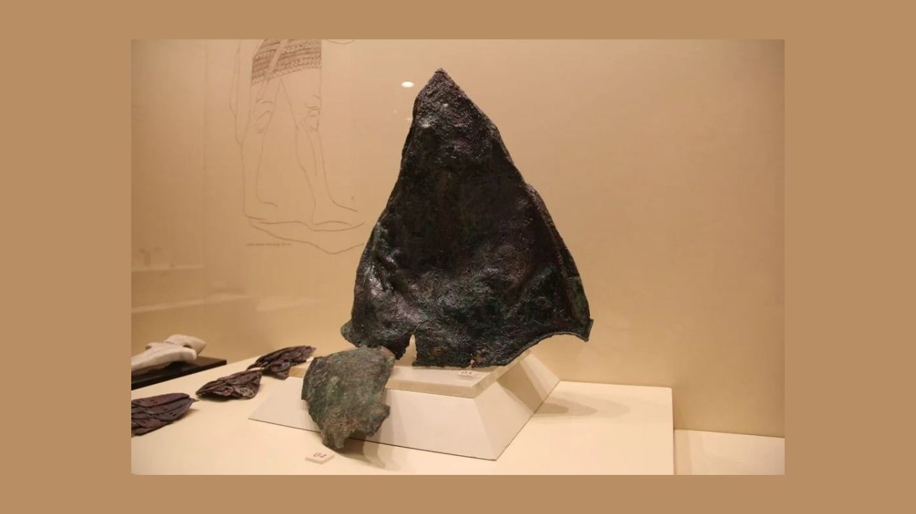 Capacete hitita antigo de bronze exposto no Museu de Arqueologia de Çorum, revelando detalhes históricos únicos.