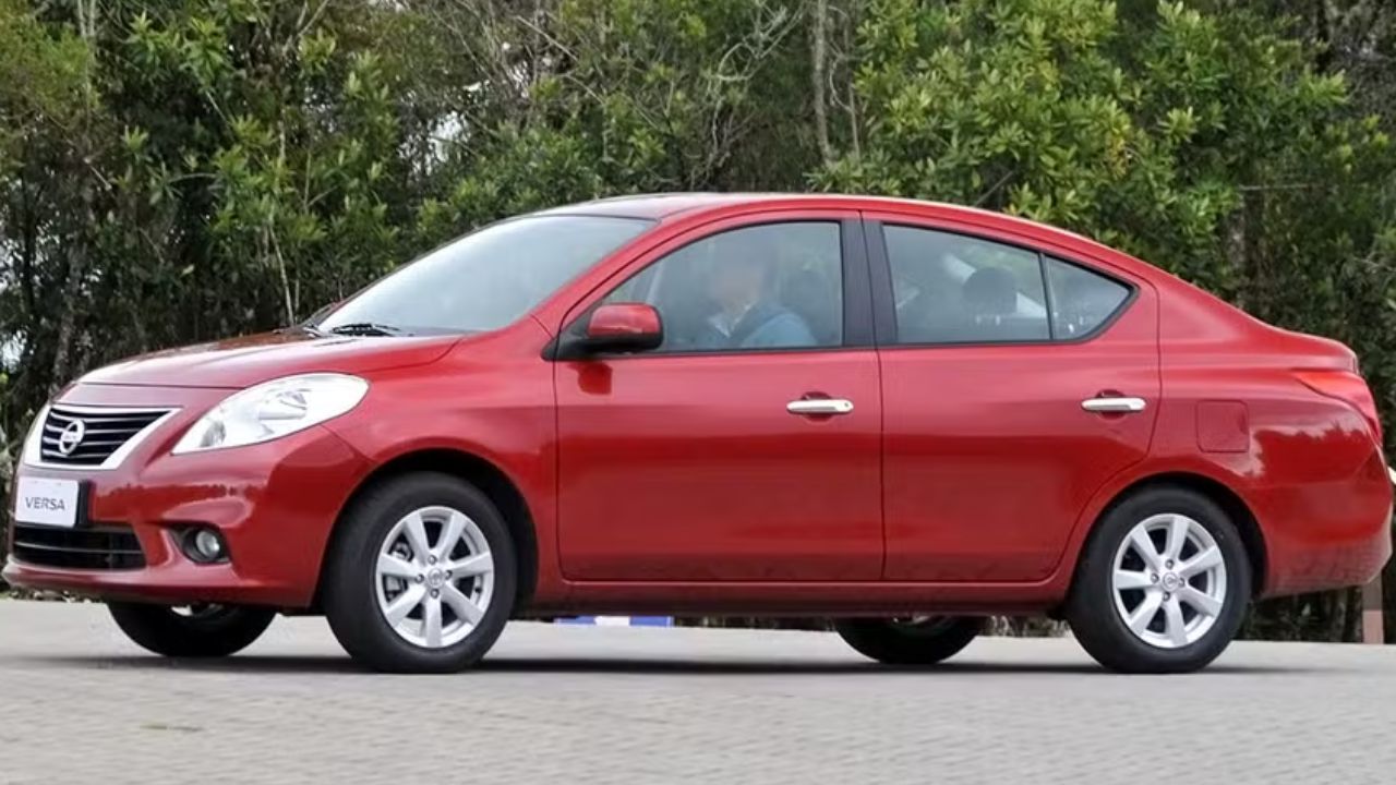 Descubre el Nissan Versa: el sedán japonés ignorado por muchos con motor robusto y precio de popular. ¿Vale la pena? Conoce los pros y contras en este análisis completo. Foto: Divulgación