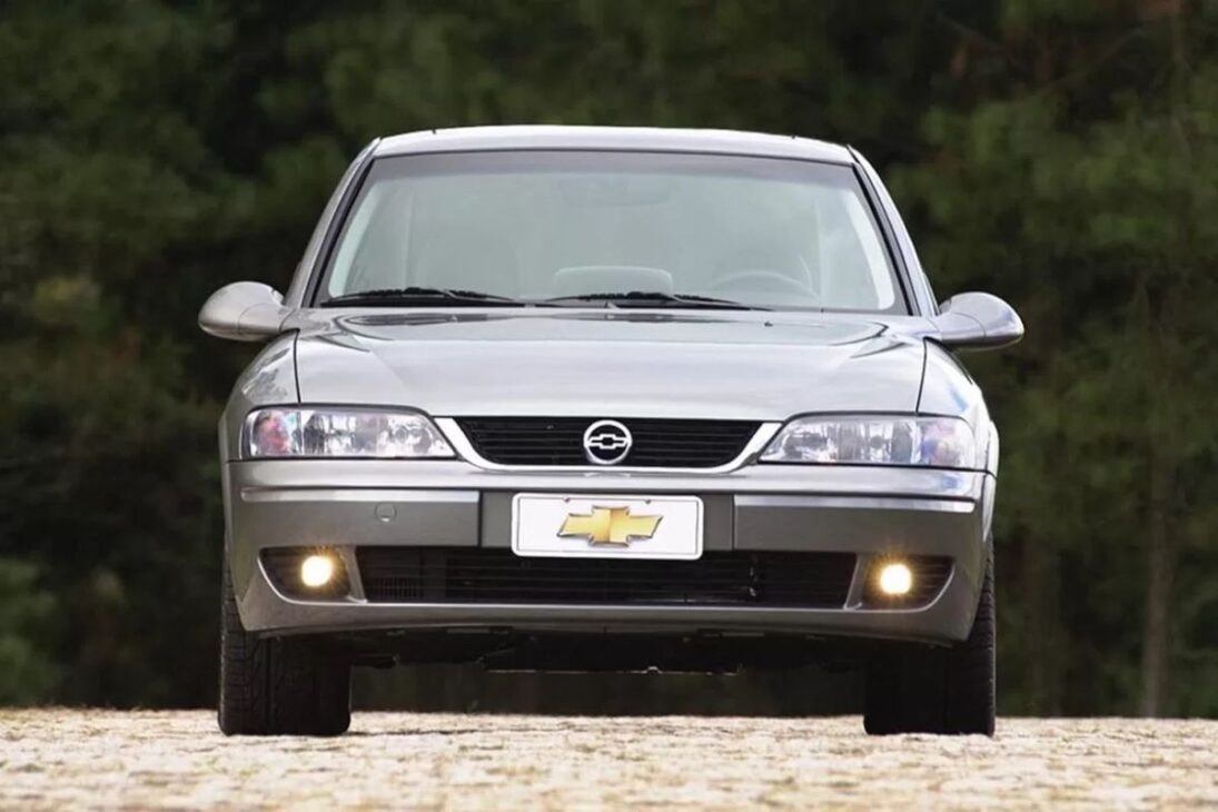 El Chevrolet Vectra fue, por más de una década, un verdadero símbolo de estatus y sofisticación en el mercado brasileño. Sus dos primeras generaciones establecieron un estándar de diseño, tecnología y placer al conducir que lo convirtieron en el coche que muchos aspiraban tener. Era la representación máxima del lujo accesible de la corbata dorada.