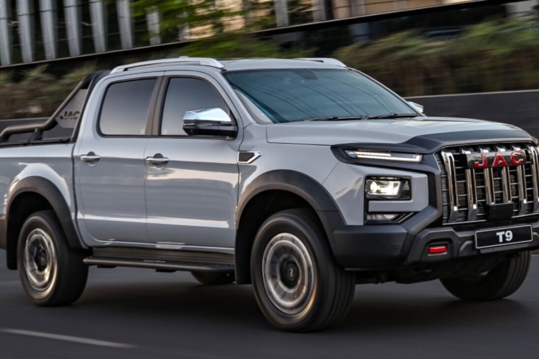 La trayectoria de JAC Motors en Brasil es una historia de resiliencia y reinvención. La marca desembarcó en el país con una fuerte campaña de marketing protagonizada por el presentador Fausto Silva, lo que le rindió el apodo de "montadora de Faustão". Sin embargo, esa estrategia agresiva no impidió que la empresa enfrentara escepticismo y una imagen controvertida en sus primeros años. Hoy, la marca busca redefinir su posición con enfoque en eléctricos y una nueva pickup mediana.