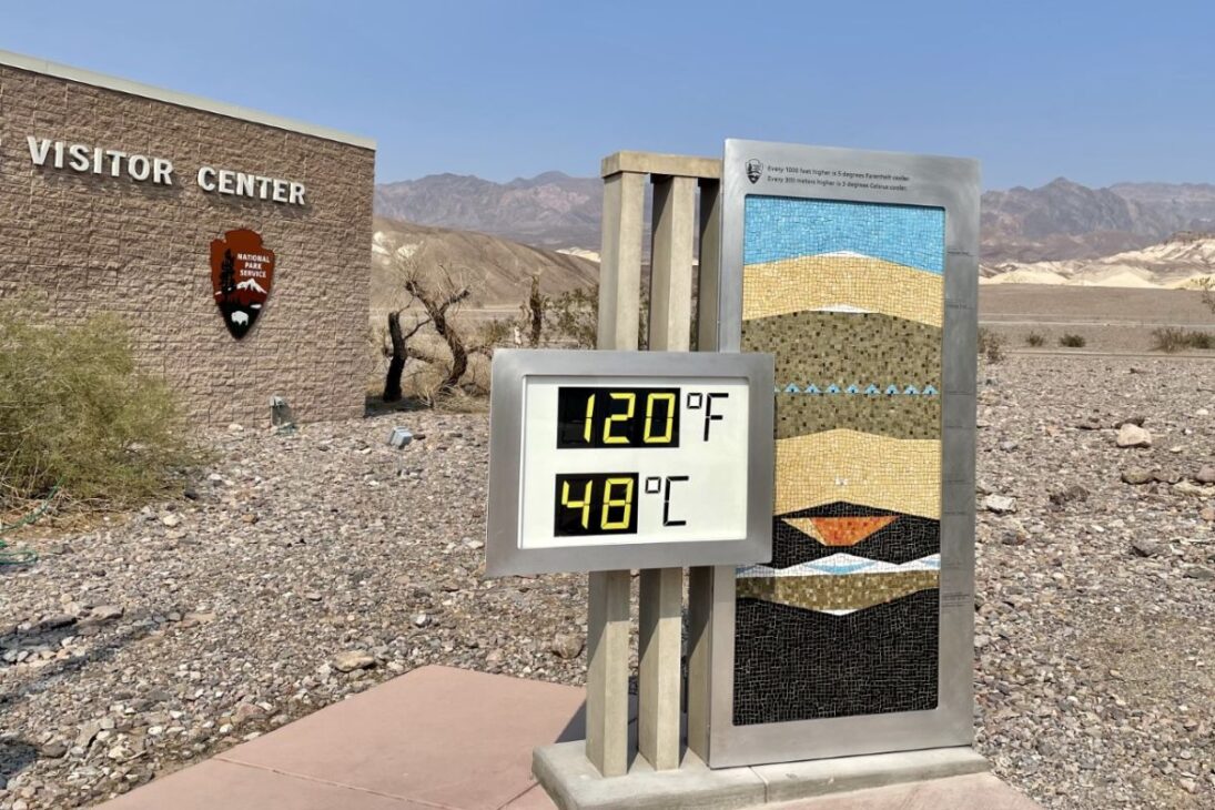 Cómo es vivir en Death Valley, el lugar más caliente del planeta habitado, donde la temperatura del aire ya ha alcanzado 56,7°C