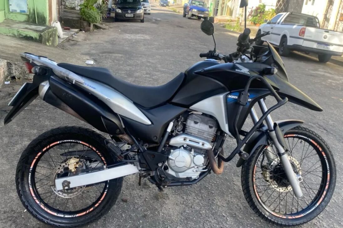 La Honda XRE 300, desde su lanzamiento, se ha convertido en una de las motocicletas más populares y deseadas de Brasil. Sin embargo, su trayectoria estuvo marcada por un problema crónico que se convirtió en la mayor pesadilla de sus dueños: la fisura en la culata del motor. El defecto, que también afectó a la CB 300R, fue particularmente notorio en los modelos fabricados antes de 2016.