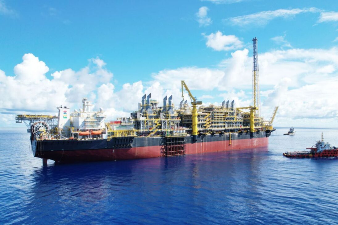 La respuesta de Petrobras fue el ambicioso Proyecto de Revitalización de Marlim y Voador, con una inversión que se aproxima a R$ 18 mil millones. La esencia del proyecto es la eficiencia: sustituir nueve plataformas antiguas por solo dos unidades de producción (FPSOs) nuevas y de alta tecnología.