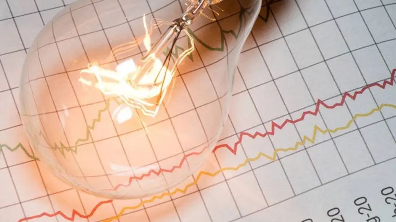 Conta de luz mais cara em 2025? Reajustes da ANEEL e dicas para economizar