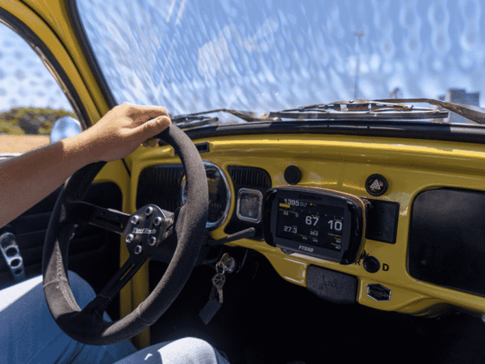 Él convirtió un fusca antiguo en eléctrico y recorre 150 km gastando menos de R$ 10 por recarga