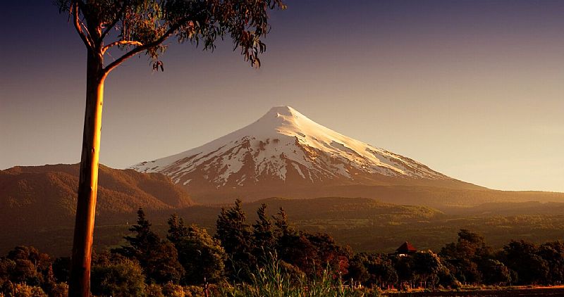 Se destacan entre los países con más volcanes en el mundo, con un legado de más de 120 gigantes moldeando sus tierras e historias.