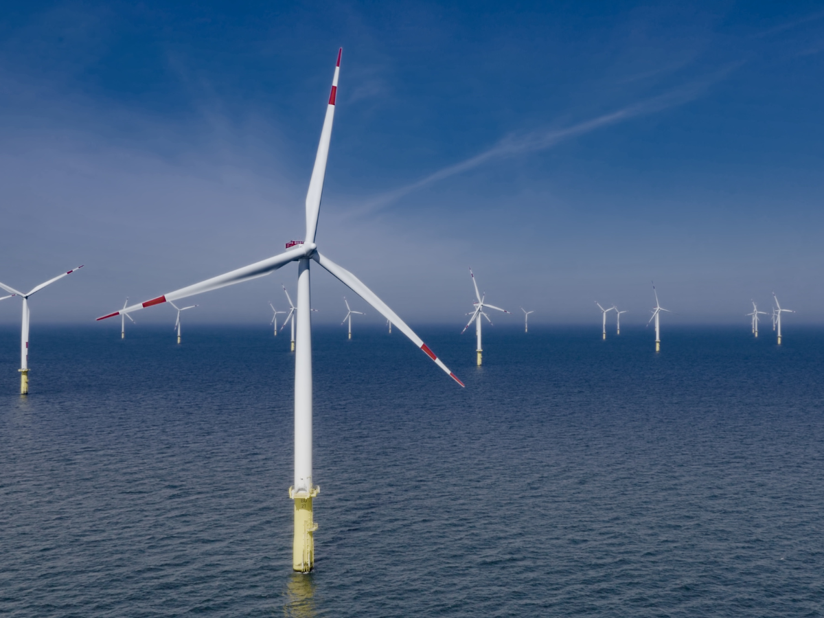 Aura Sul Wind, primeiro projeto de energia eólica offshore flutuante do Brasil, será instalado no Rio Grande do Sul com início das operações previsto para 2030. Entenda o impacto.