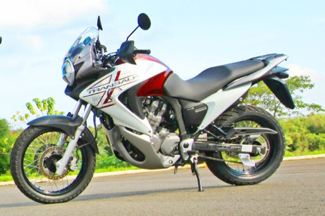 En el mercado brasileño de motocicletas, pocas historias son tan curiosas como la de la Honda XL 700V Transalp. Presentada en Brasil en 2011, la moto tuvo una trayectoria discreta y cerró sus ventas en 2014, sin dejar nostalgia en los informes financieros de la marca. Equipado con un motor V-Twin de 680cc lleno de personalidad, llegó como una propuesta de equilibrio, pero el mercado de la época no la entendió.
