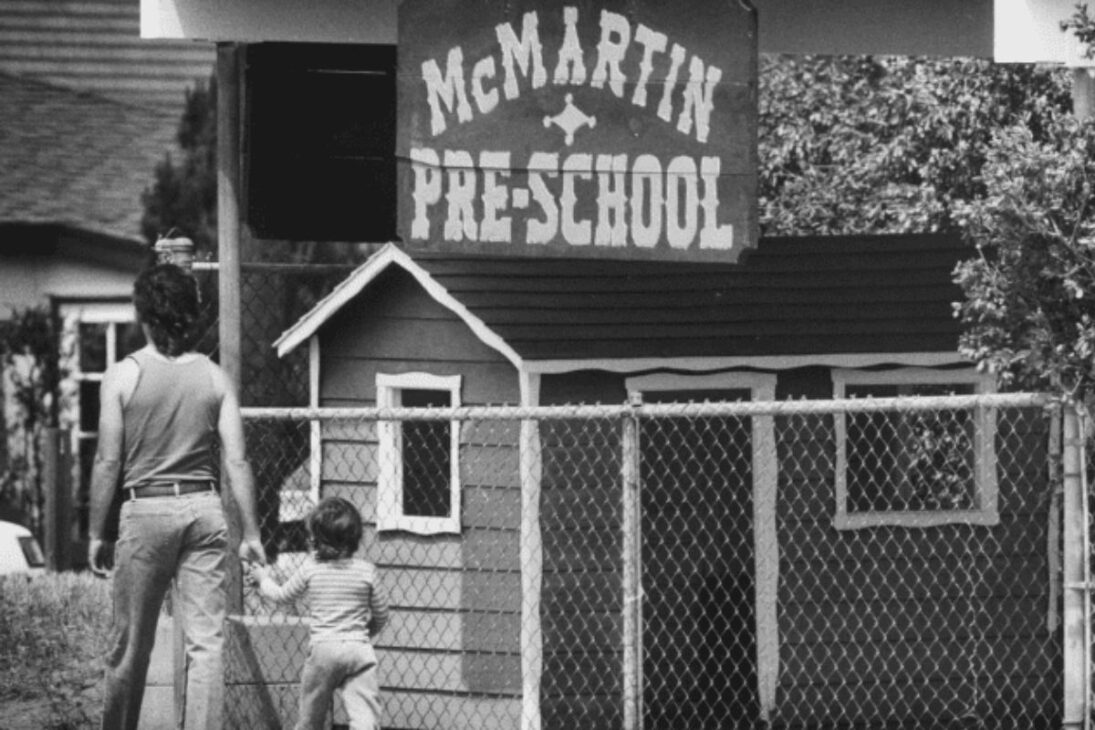 Tanto el pánico antiguo como el nuevo se basan en "pruebas" que no resisten a un análisis serio. En el Pánico Satánico, la principal "prueba" eran los "recuerdos recuperados" a través de la terapia, una práctica hoy totalmente desacreditada por la psicología. Los testimonios de los niños en el caso McMartin también fueron obtenidos con técnicas que los inducían a mentir.