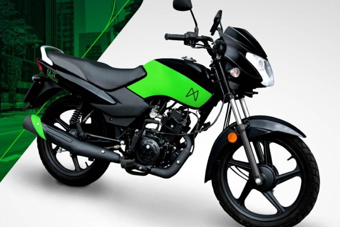 Aunque sea la moto que recorre más de 65 km/l es un fenómeno en India, la TVS Sport 110 también llegó a Brasil, pero con un nombre y un modelo de negocio diferente. A través de una colaboración con la startup Mottu, la moto fue rebautizada como Mottu Sport 110i y se convirtió en un éxito, especialmente entre los repartidores.