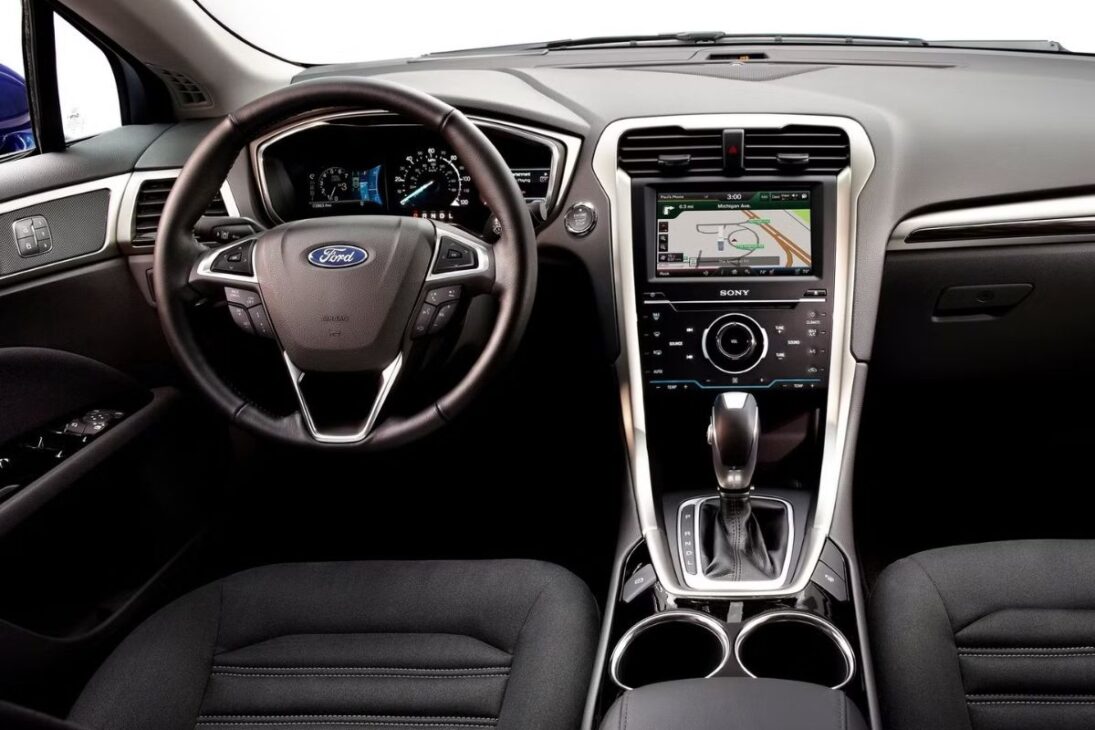 En el mercado de autos usados, pocos modelos ofrecen tanto como este Ford de 2015. El Fusion Hybrid surge como una tentación: un sedán de lujo, espacioso y económico por el precio de un compacto cero kilómetros. Su propuesta de valor es innegable, con un paquete de confort y tecnología que lo convierte en una opción muy atractiva.