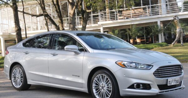 Este Ford de 2015 tem tecnologia de luxo, custa o preço de um popular, mas esconde um risco caro