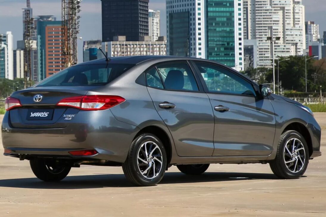 El mercado de autos usados en Brasil ganó un nuevo protagonista. El Toyota Yaris, especialmente en su versión tope de línea XLS, tuvo su producción terminada en 2024 y rápidamente se transformó en un "huérfano codiciado". El motivo es una combinación rara: un motor japonés conocido por su durabilidad, un paquete completo de equipamiento y un acabado de calidad.