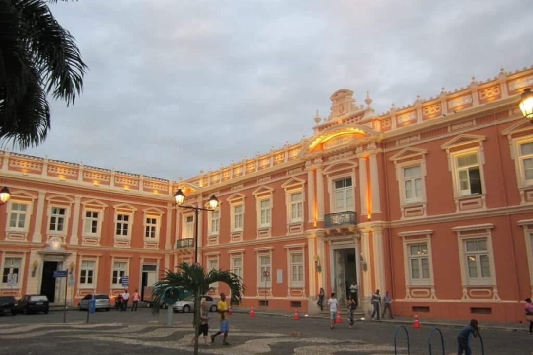 Este foi o primeiro a obter um diploma universitário no Brasil