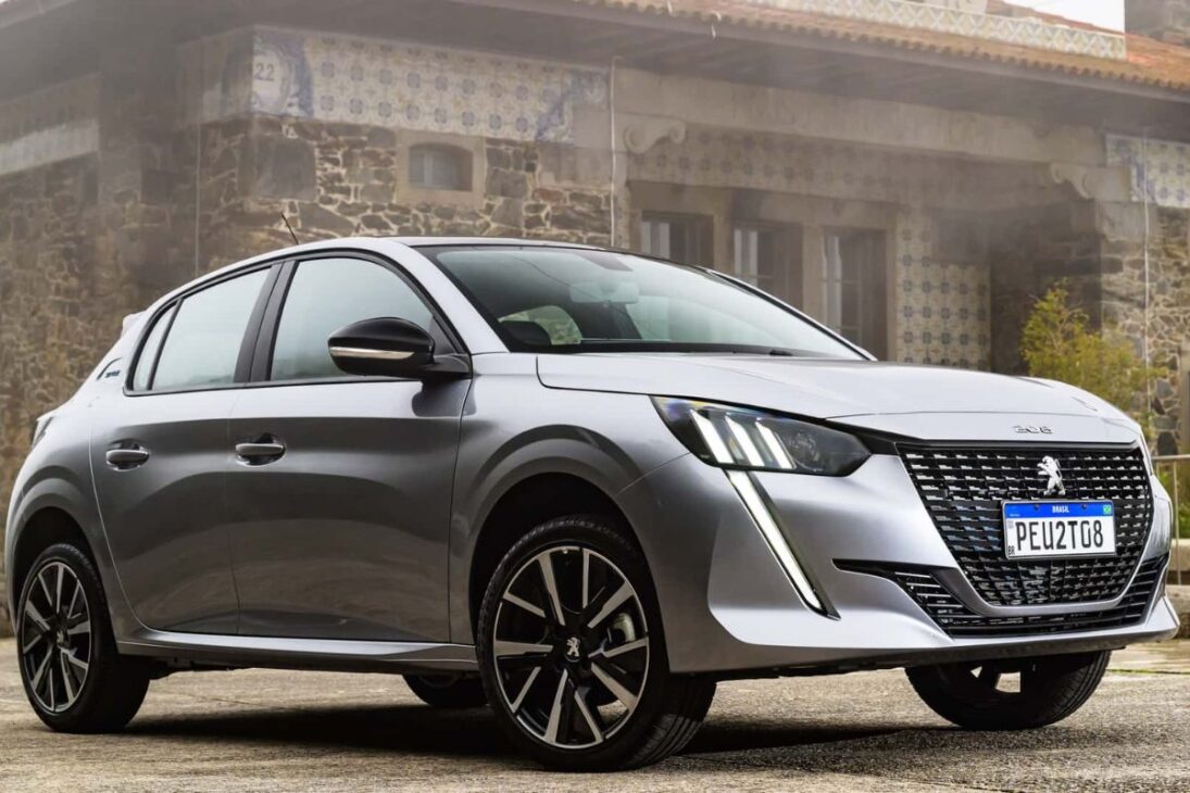 El segmento de hatches compactos premium en Brasil vive una competencia feroz, y Peugeot busca consolidar el 208 como una referencia en el mercado. El hecho de que este hatch 2025 tiene diseño europeo y, ahora, un motor turbo potente, es la principal apuesta de la marca para destacarse. Con la estratégica decisión de Stellantis de equiparlo con el motor T200, el mismo usado en modelos Fiat como el Pulse, el modelo francés gana el argumento que más le faltaba para competir en igualdad de condiciones con sus rivales.