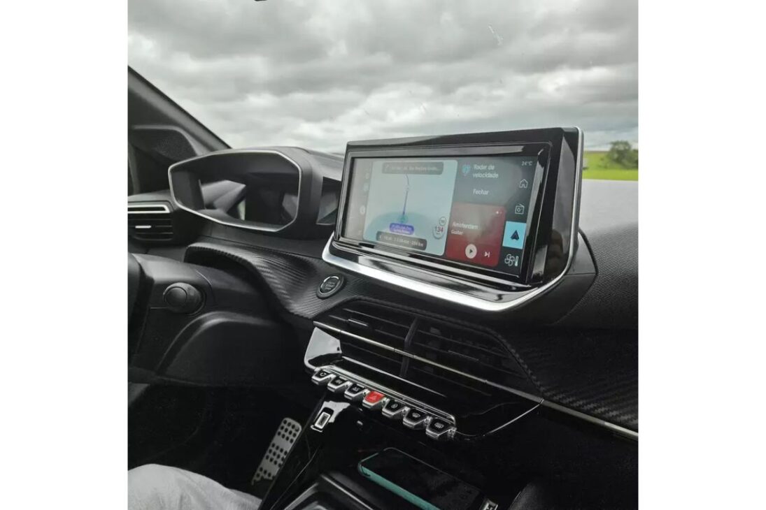 El segmento de hatches compactos premium en Brasil vive una competencia feroz, y Peugeot busca consolidar el 208 como una referencia en el mercado. El hecho de que este hatch 2025 tiene diseño europeo y, ahora, un motor turbo potente, es la principal apuesta de la marca para destacarse. Con la estratégica decisión de Stellantis de equiparlo con el motor T200, el mismo usado en modelos Fiat como el Pulse, el modelo francés gana el argumento que más le faltaba para competir en igualdad de condiciones con sus rivales.