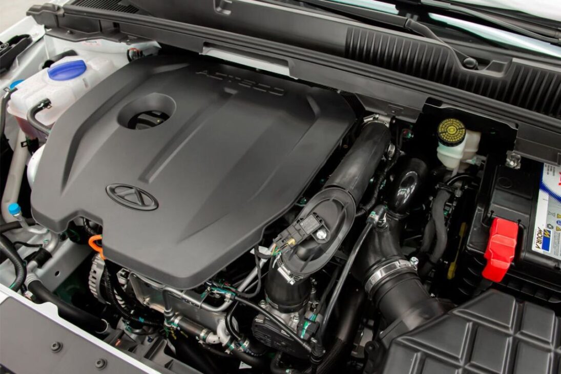 Bajo El Capó, Las Diferencias Son Claras. El Arrizo 6 Pro Usa Un Motor 1.5 Turbo Flex De 150 Cv Y 21,4 Kgf.m De Torque, Acoplado A Un Cambio CVT Que Simula 9 Marchas.