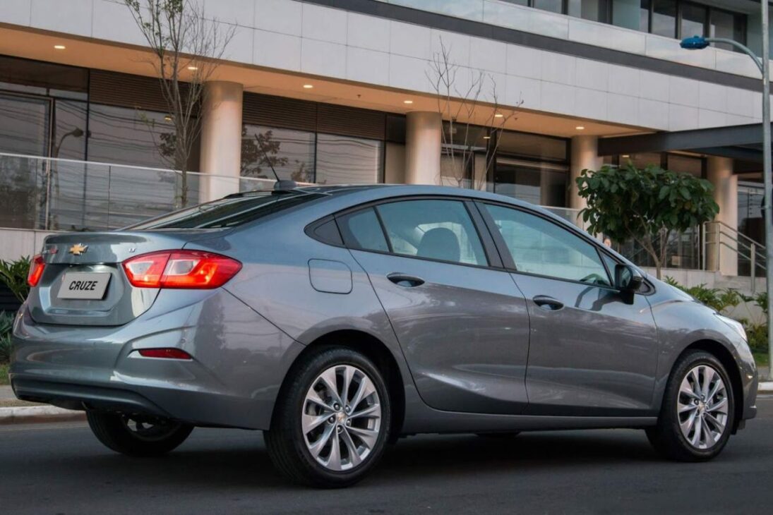 En la búsqueda de un seda mediano de 2018, el mercado de usados parece resumirse a una elección: la confiabilidad del Toyota Corolla o las propuestas de sus competidores. Sin embargo, el Chevrolet Cruze LT 1.4 Turbo se presenta como un desafiante de peso, ofreciendo más rendimiento, tecnología y un paquete de seguridad robusto por un precio similar en la casa de los R$ 80 mil.