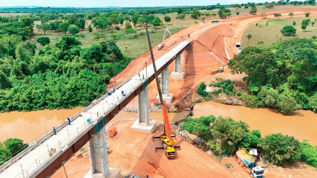 La nueva ferrovia del Centro-Oeste en plena construcción, que conectará el agronegocio a puertos por 383 km y representa una inversión de R$2,7 mil millones por parte de Vale