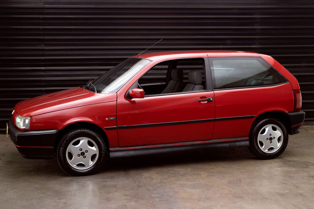 Salió de las calles hace décadas y hoy se recuerda como el hatch 2.0 italiano que hacía sudar al Golf GTI con su rendimiento histórico y motor 16V inédito en la época