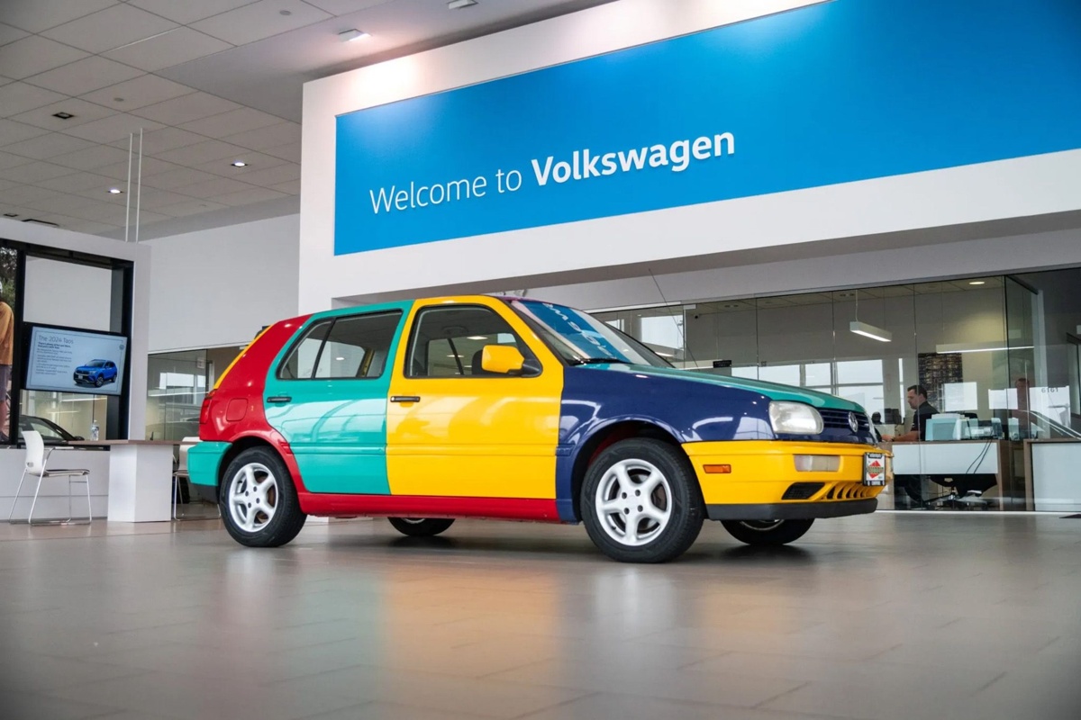 VW Golf Harlequin multicolorido em exposição em concessionária da Volkswagen