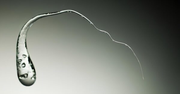 Gotas do Príncipe Rupert: o vidro mais resistente do mundo aguenta marteladas sem trincar — mas explode com um simples toque na cauda.