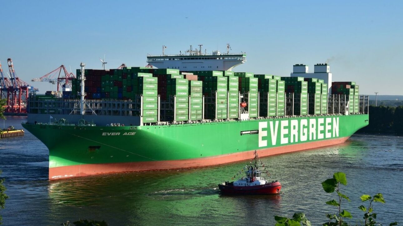 Visión lateral del Ever Ace, destacando sus impresionantes dimensiones de 399 m de longitud y 61,5 m de ancho.