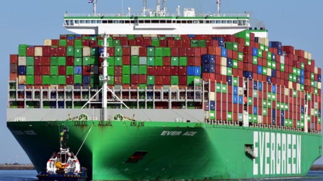 Ever Ace navegando con 21 mil contenedores a bordo — el coloso de 399 metros que transformó el estándar de los mega barcos portacontenedores.