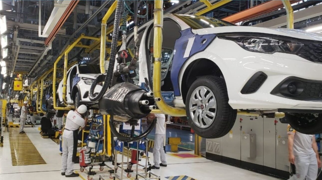 Empleados Trabajan En La Línea De Montaje De La Fábrica De Fiat En Betim (MG), Una De Las Más Grandes Del Mundo; Estructura Robusta Y Enfoque En Autos Asequibles Ayudan A Explicar Por Qué La Montadora Lidera Con Amplia Ventaja El Mercado Brasileño.