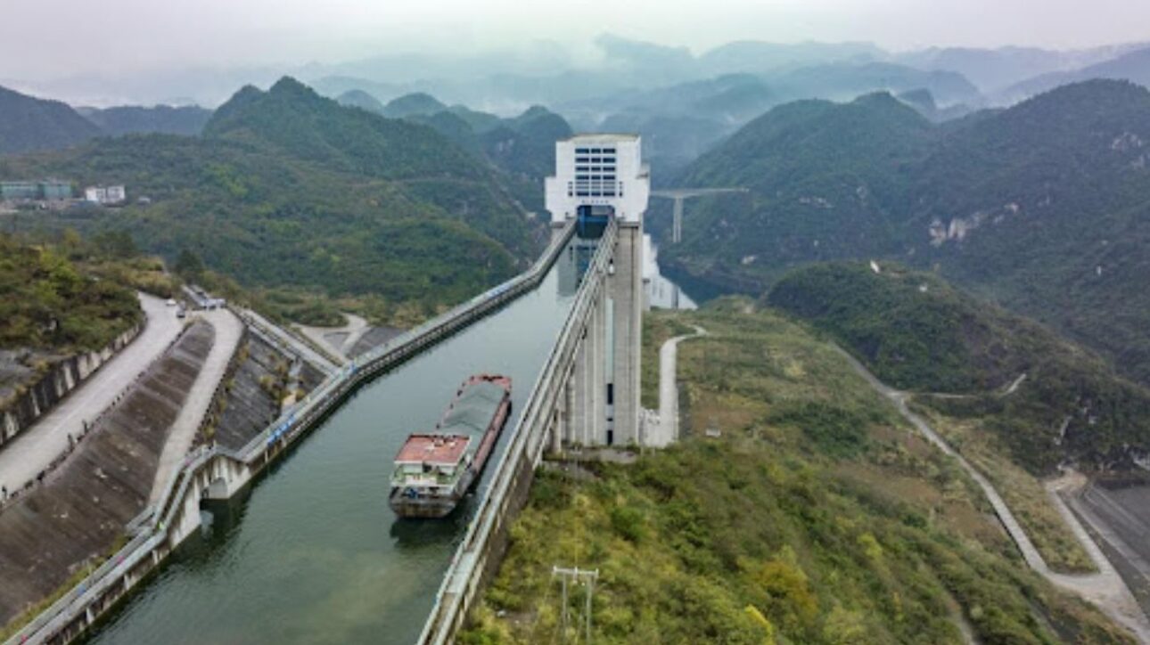 Obra monumental china une energía limpia y tecnología extrema para permitir que barcos “escalen” montañas por un elevador colosal en el río Wu.