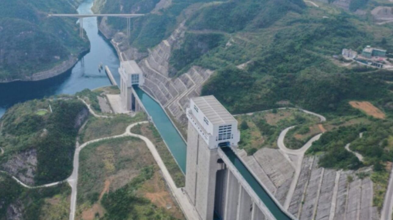 Obra monumental china une energía limpia y tecnología extrema para permitir que barcos “escalen” montañas por un elevador colosal en el río Wu.
