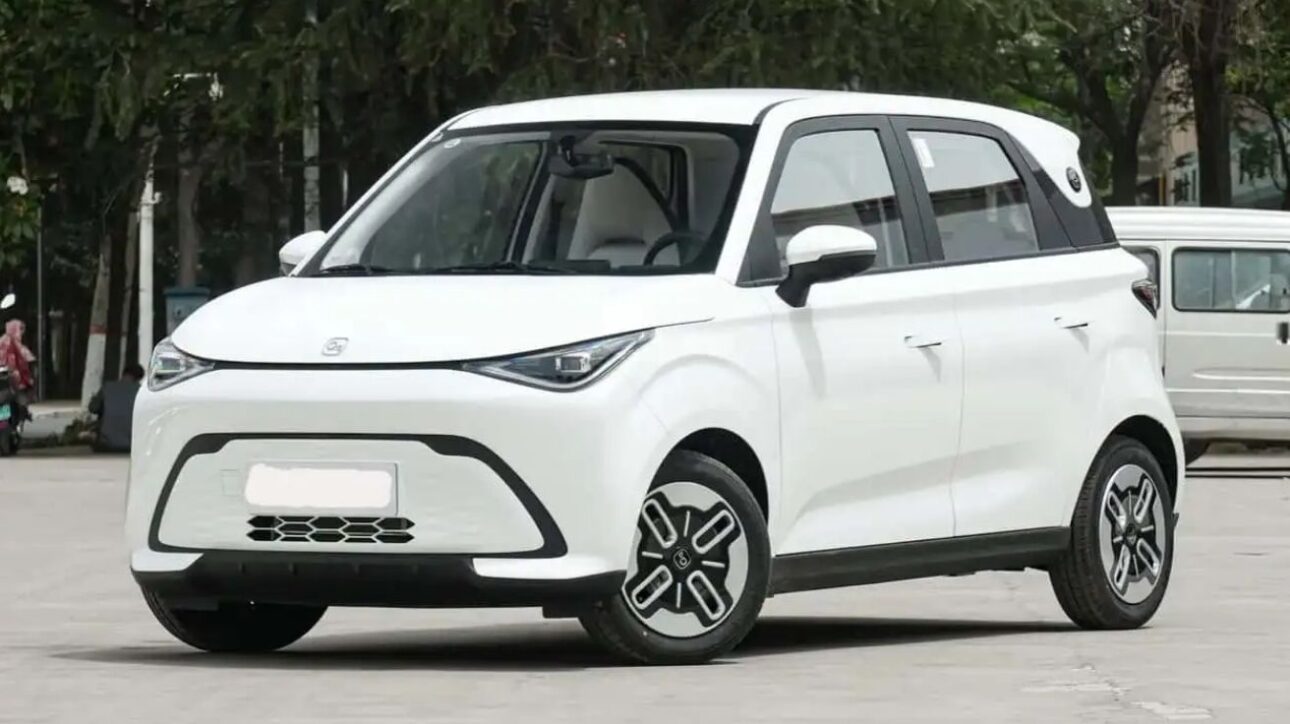 Eléctrico chino de R$ 42 mil promete hasta 405 km de autonomía y recursos modernos, intensificando la competencia con Kwid E-Tech y Dolphin Mini.