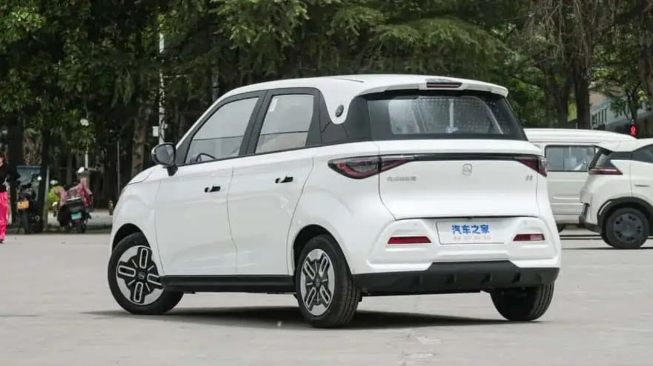 Eléctrico chino de R$ 42 mil promete hasta 405 km de autonomía y recursos modernos, intensificando la competencia con Kwid E-Tech y Dolphin Mini.