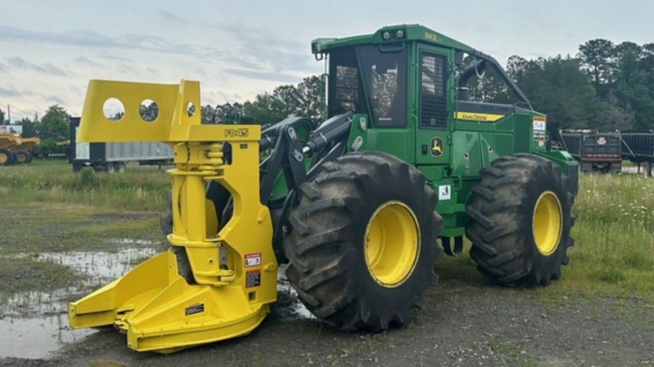 Máquina forestal de 31 toneladas derriba 200 árboles por hora y consume menos que cuatro tractores. Tecnología que ya opera en Brasil.