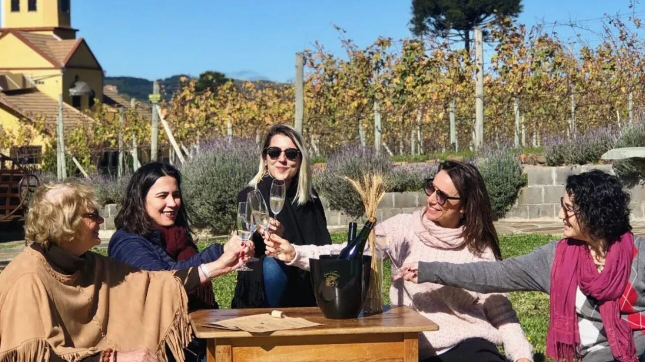 Chalés de vidro, vinhos premiados e glamping: a cidade gelada de SC que virou refúgio de milionários e bombou no turismo de luxo.